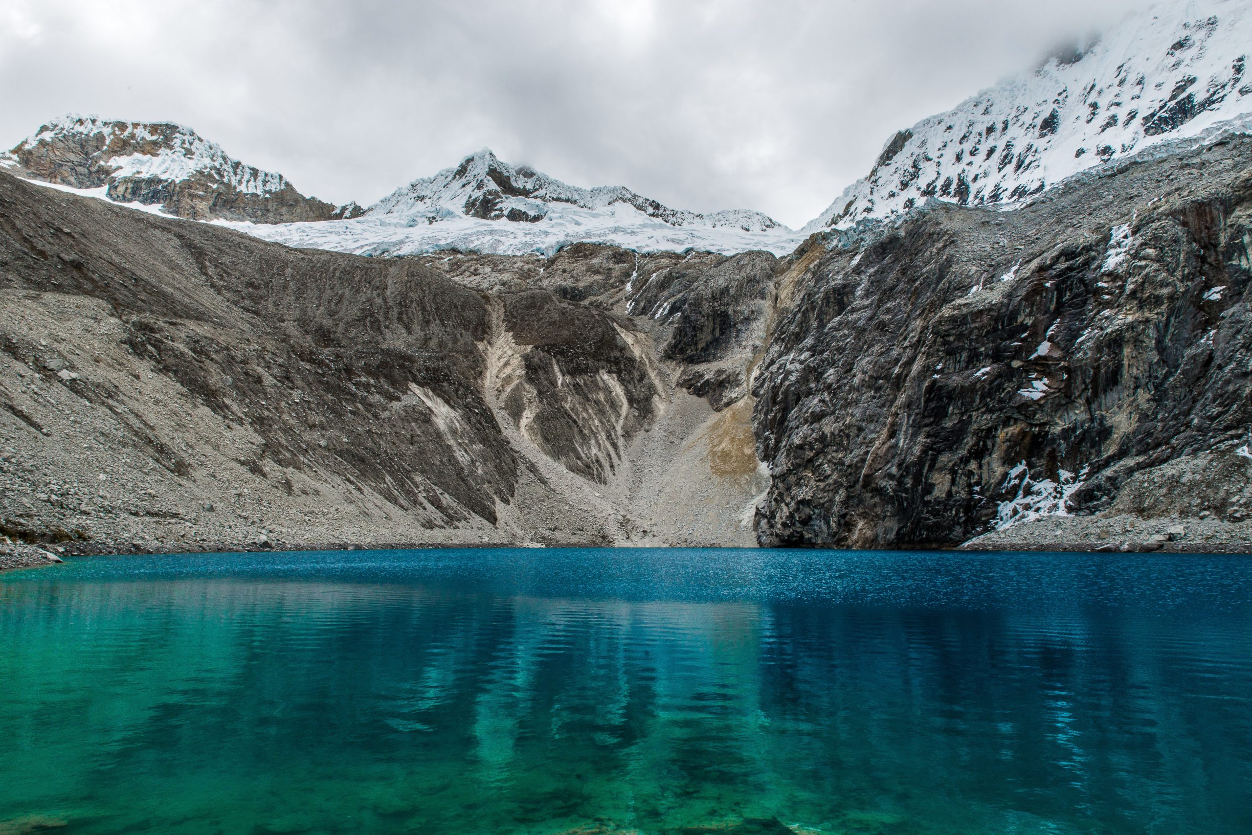 Paisaje de costa y montaña en Chile